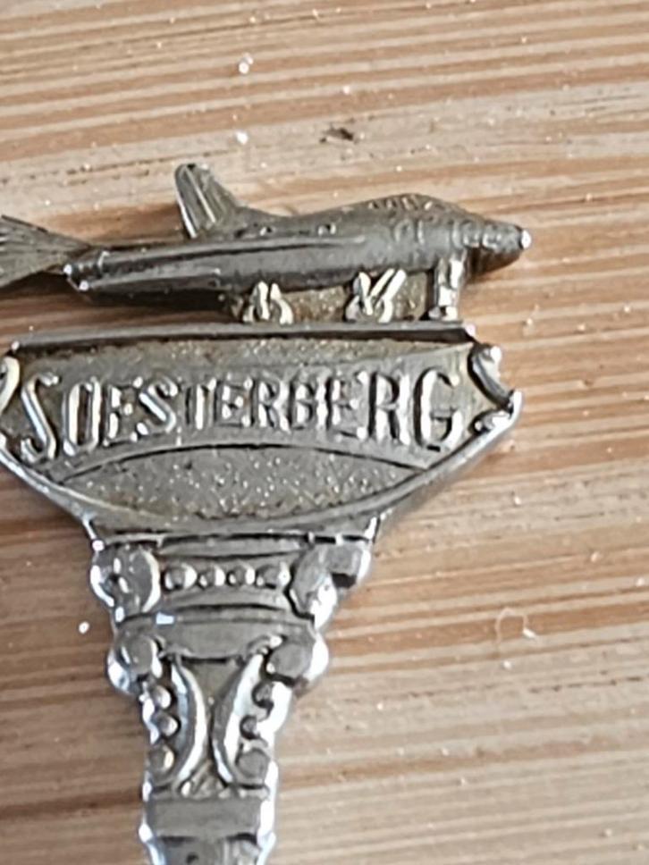 Soesterberg Souvenir Lepel met Vliegtuig, Antiek en Kunst, Antiek | Bestek, Ophalen of Verzenden