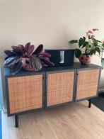 Dressoir Rotan met Antraciet. Kast 136-42, Huis en Inrichting, Ophalen, Met plank(en), 100 tot 150 cm, Zo goed als nieuw