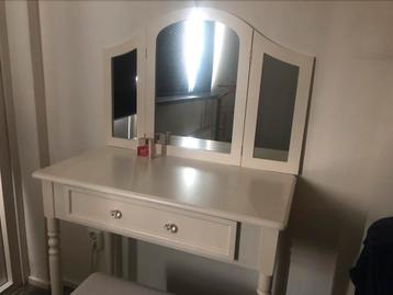 Kaptafel met spiegels en krukje beschikbaar voor biedingen