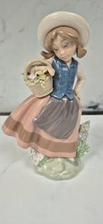 Lladro Meisje met Bloemenmand, Ophalen of Verzenden, Zo goed als nieuw, Mens