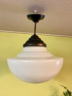 Industriële Art Deco Schoollamp Vintage Melkglas Glas, Huis en Inrichting, Lampen | Hanglampen, Gebruikt, Mid century schoollamp fabriekslamp kantoorlamp Gispen sober