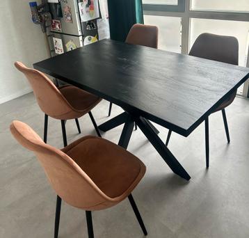 Eettafel met 4 eetstoelen
