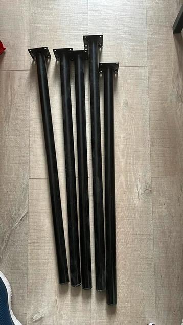 5 zwarte tafelpoten van 70 cm hoog beschikbaar voor biedingen