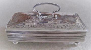 Een antiek  zilveren doosje met hengsel 
