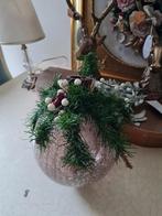 Grote dik glazen heksenbal met kerstdecoratie