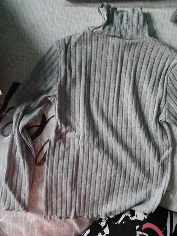 Grijs, glimmend meisjesshirt.  Maat  134/140. beschikbaar voor biedingen