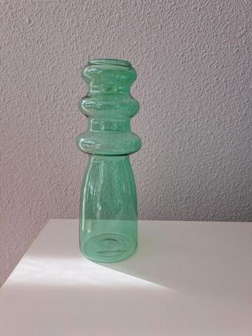 Mooi groen glazen vaasje beschikbaar voor biedingen
