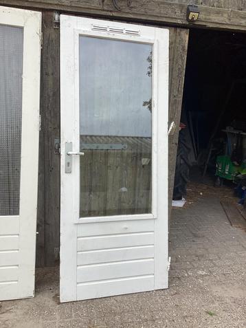 Hardhouten deur beschikbaar voor biedingen