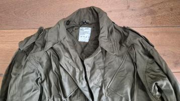 Ongedragen winterjas leger uit 1988 beschikbaar voor biedingen