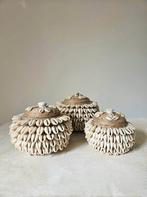 Ronde schelpen bakjes 1 uit Bali, Mand, Rond, Ophalen of Verzenden, Tropical home