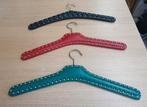3 VINTAGE KLEDINGHANGERS SKAI LEER MET ZILVERKLEURIGE STUDS, Kleding | Dames, Kledinghangers, Ophalen of Verzenden, Gebruikt