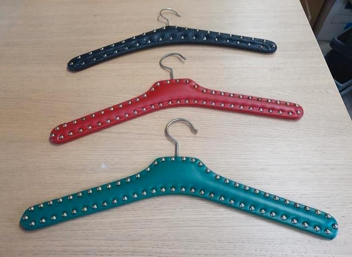 3 VINTAGE KLEDINGHANGERS SKAI LEER MET ZILVERKLEURIGE STUDS, Kleding | Dames, Kledinghangers, Gebruikt, Ophalen of Verzenden