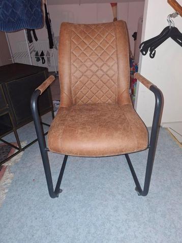 Twee Stoelen met Armleuningen beschikbaar voor biedingen