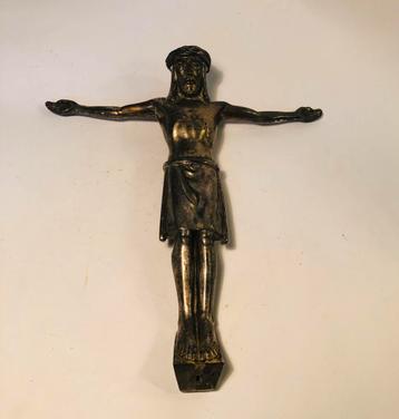 Metalen Jezus Chistus voor op een houten kruis beschikbaar voor biedingen