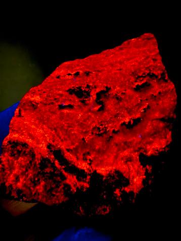 Zeer fel fluorescerend dolomiet en calciet, Zweden.  beschikbaar voor biedingen