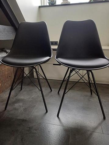 2 Zwarte stoelen