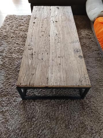 Strakke salontafel met blad uit India beschikbaar voor biedingen