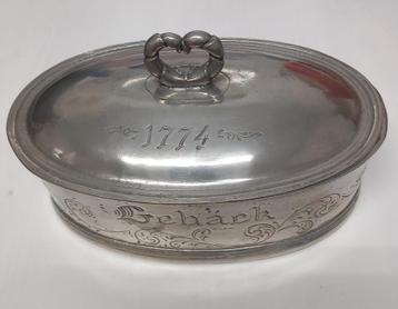 Edeltin antieke Gebackdoos met op het deksel1774 beschikbaar voor biedingen