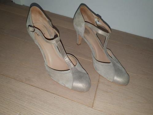 Beige sandaaltje met enkelbandje, suede en leer. We Do 39, Kleding | Dames, Schoenen, Nieuw, Dansschoenen, Beige, Ophalen of Verzenden