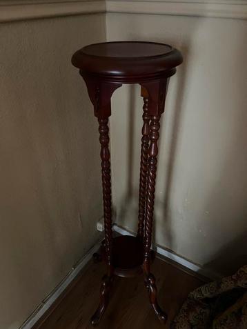 Houten plantentafel met gedraaide poten beschikbaar voor biedingen