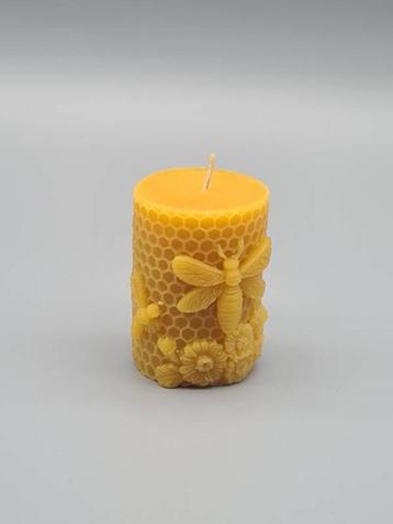 Ronde Bijenwas Kaars met Grote Bijen en Bloemen beschikbaar voor biedingen