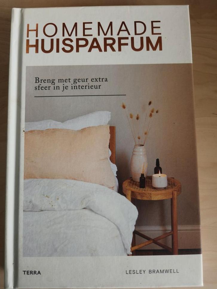 Homemade Huisparfum - Lesley Bramwell, Boeken, Wonen en Tuinieren, Zo goed als nieuw, Interieur en Design, Ophalen of Verzenden