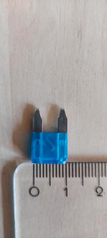 Steekzekeringen €1,- voor 4 stuks beschikbaar voor biedingen