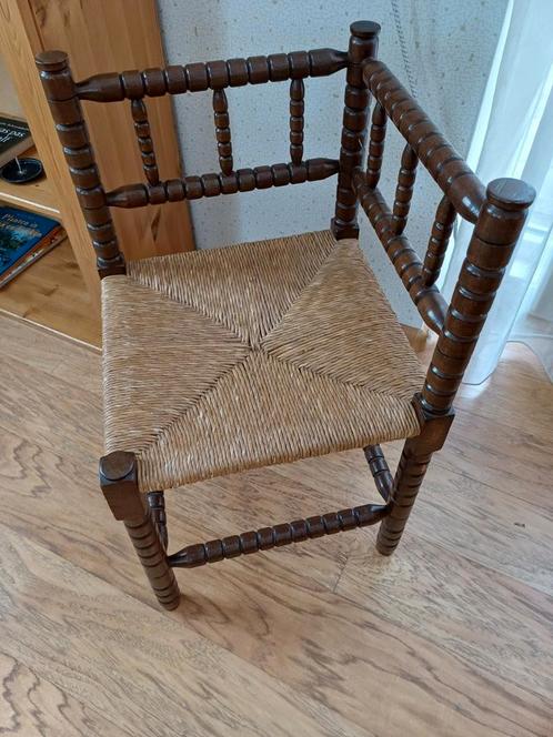 2 oude Hoekstoeltjes met rieten zitting, Huis en Inrichting, Stoelen, Gebruikt, Eén, Hout, Riet of Rotan, Bruin, Ophalen