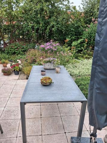 Tuintafel met hardsteen blad beschikbaar voor biedingen