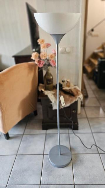 Vloerlamp beschikbaar voor biedingen