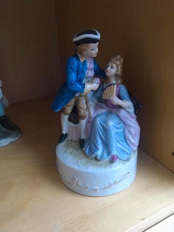 Porseleinen beeldje man en vrouw frans tafereel. beschikbaar voor biedingen