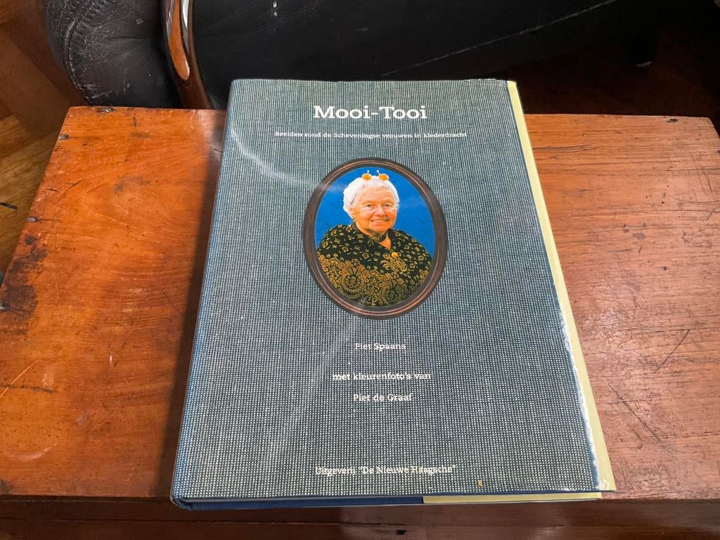 Mooi-Tooi de klederdracht van de Scheveningse vrouw, Boeken, Ophalen of Verzenden
