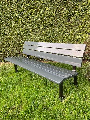 Opgeknapte tuinbank met hardhouten zitting beschikbaar voor biedingen
