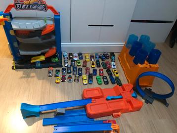 Hot Wheels Stunt Garage + 40 Auto's beschikbaar voor biedingen