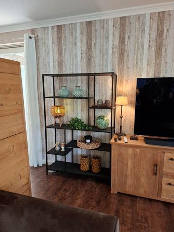 zwarte vakkenkast beschikbaar voor biedingen