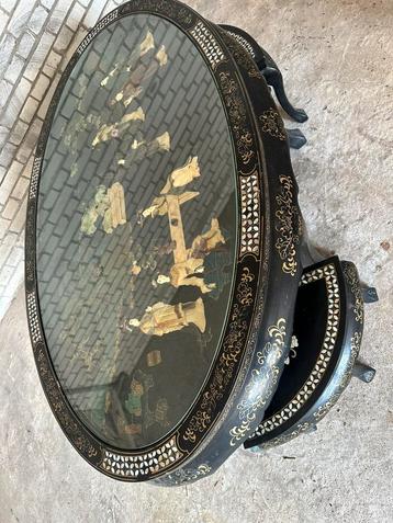 Chinese antike tafel met 6 krukjes beschikbaar voor biedingen