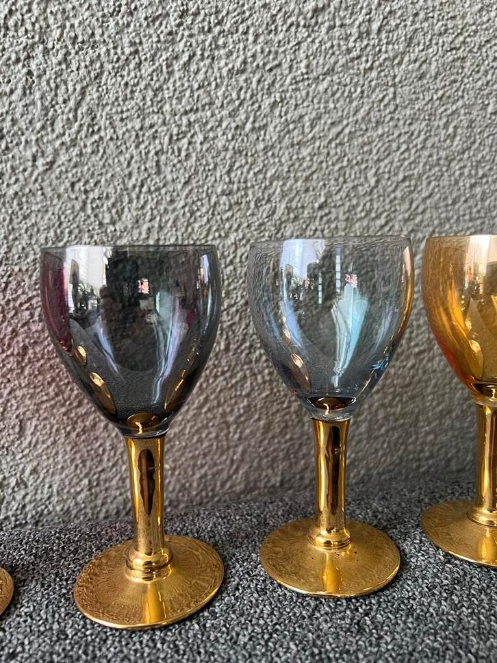 6 Vintage gekleurde glazen met gouden voet (set) jaren 60, Huis en Inrichting, Keuken | Servies, Zo goed als nieuw, Glas of Glazen