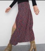 Zara midi bloem design rok, zwart met rode bloemen, maat M, Kleding | Dames, Rokken, Nieuw, Zara, Maat 38/40 (M), Ophalen of Verzenden