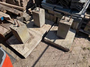 3 Stuks Betonpoeren zware uitvoering voor aanbouw of veranda beschikbaar voor biedingen