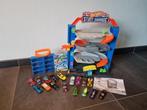Hot Wheels stuntgarage met opbergbox en 17 auto's, Ophalen of Verzenden, Zo goed als nieuw