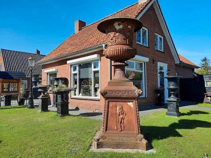 Gietijzeren tuinvazen tuinvaas bloempot bloembak op sokkel, Tuin en Terras, Tuinvazen, Nieuw, Ophalen