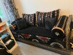 Oosterse Bank met Tafel, Ophalen
