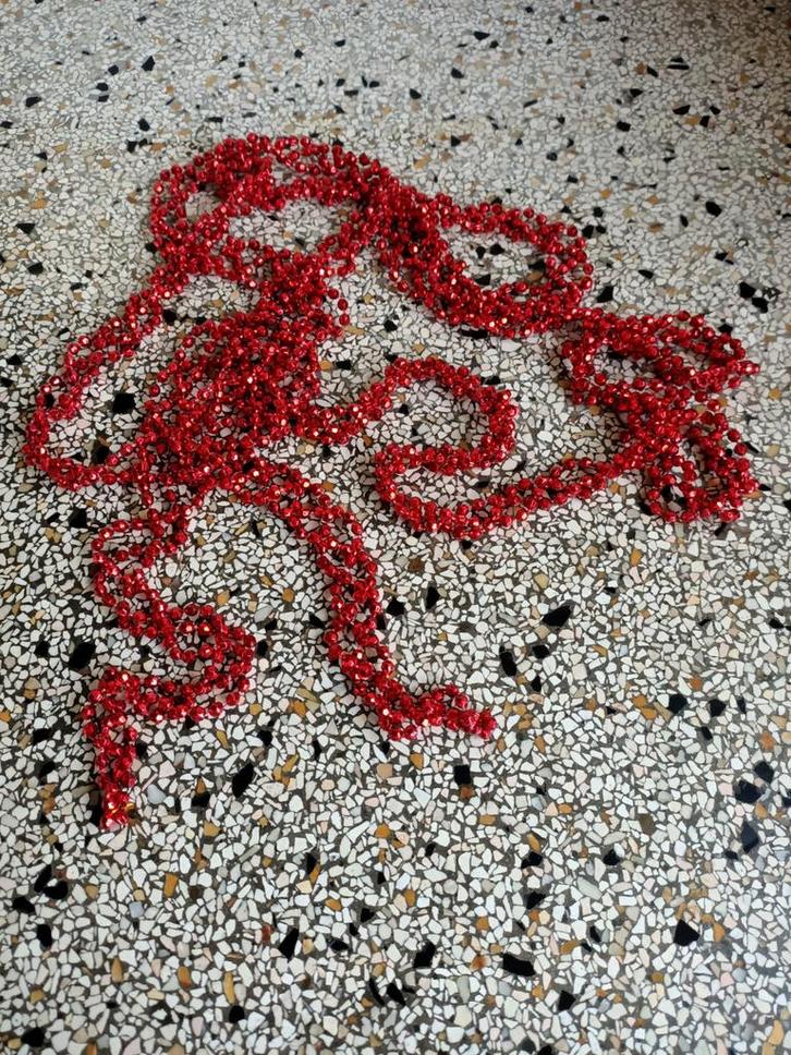 Rode kerstboomslinger kralenketting kerstslinger., Antiek en Kunst, Antiek | Kleden en Textiel, Ophalen of Verzenden