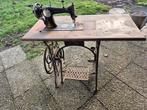 Antieke Neerlandia naaimachine op onderstel, Ophalen