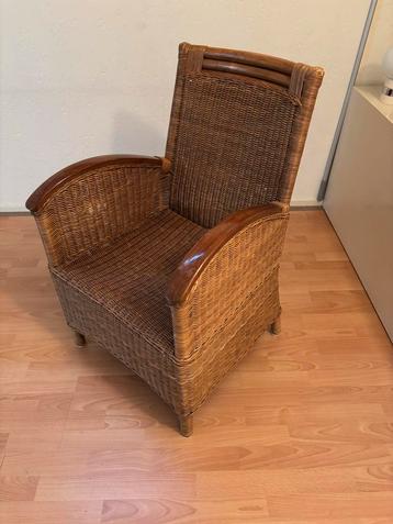 Rotan fauteuil met houten armleuningen beschikbaar voor biedingen