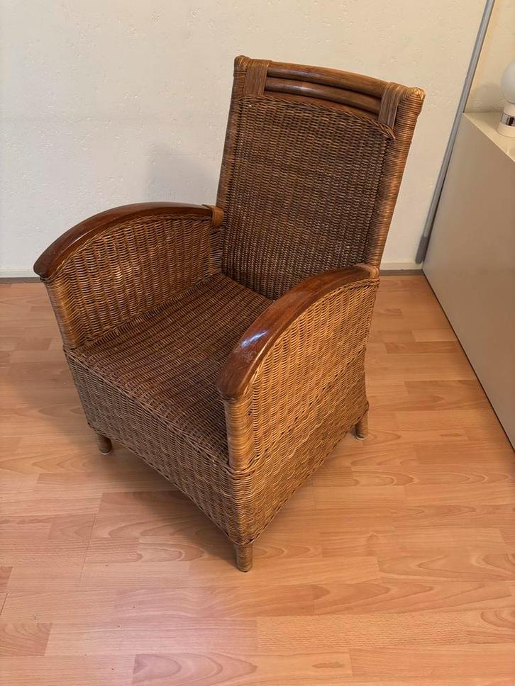 Rotan fauteuil met houten armleuningen, Antiek en Kunst, Antiek | Meubels | Stoelen en Banken, Ophalen