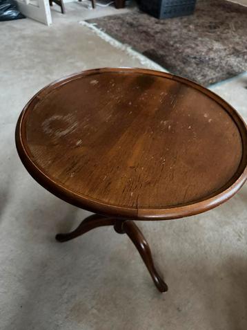 Rond klassiek bijzettafeltje te koop beschikbaar voor biedingen