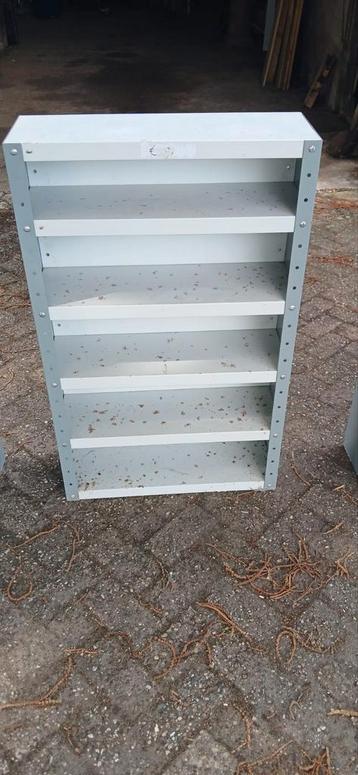 5  metalen kasten  beschikbaar voor biedingen