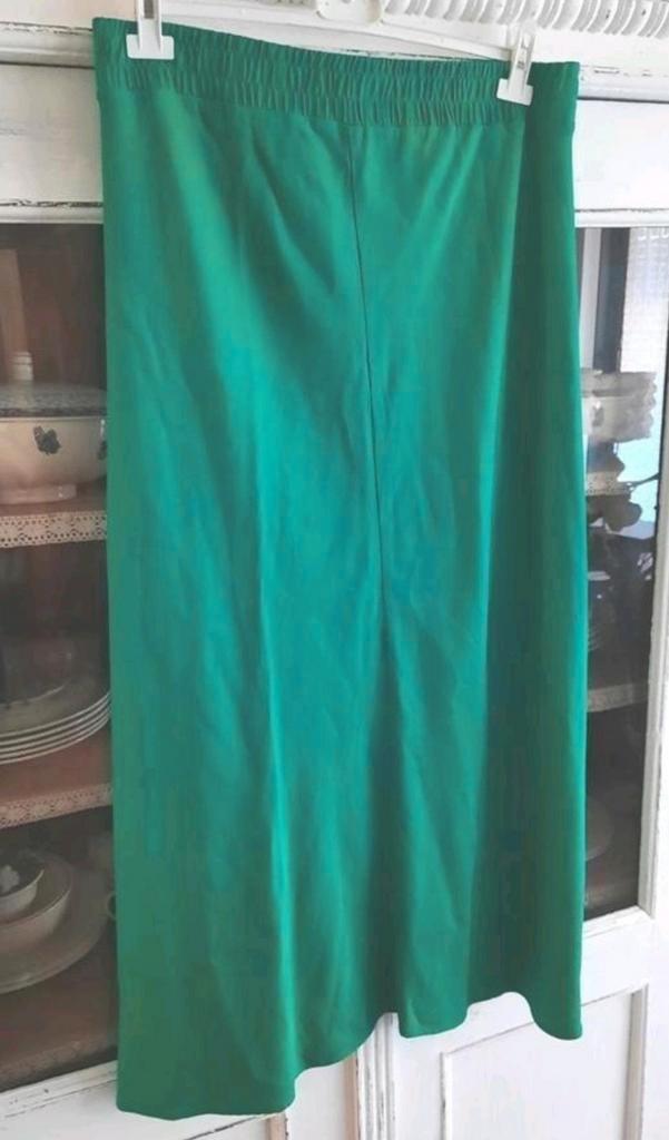 Groene klokrok met elastieke taille in crêpestof 44-46, Kleding | Dames, Rokken, Zo goed als nieuw, Maat 42/44 (L), Groen, Onder de knie