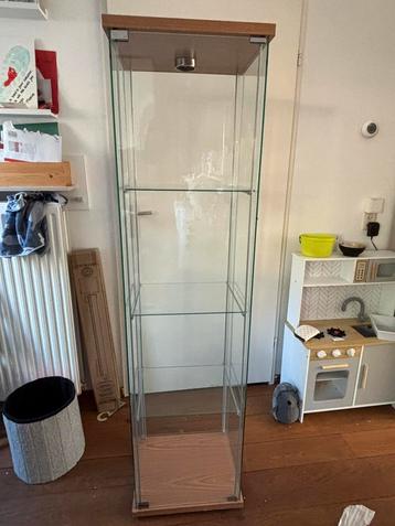 Ikea vitrinekast beschikbaar voor biedingen